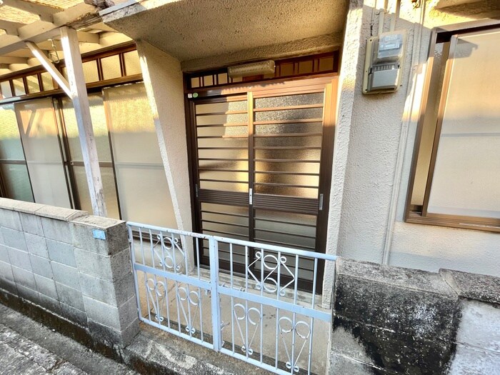 物件外観写真2　(エントランス部分)