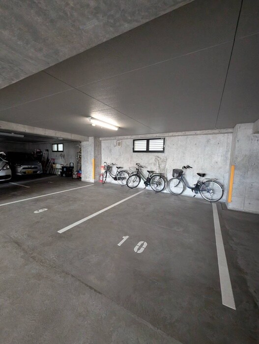 物件外観写真6　(駐車場)