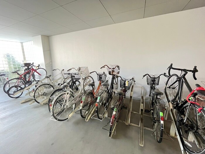 物件外観写真4　(駐輪場)