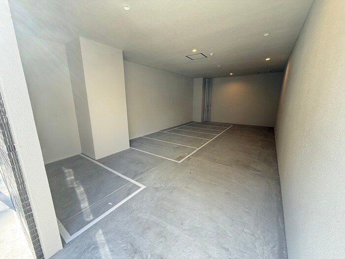 物件外観写真4　(バイク置き場)