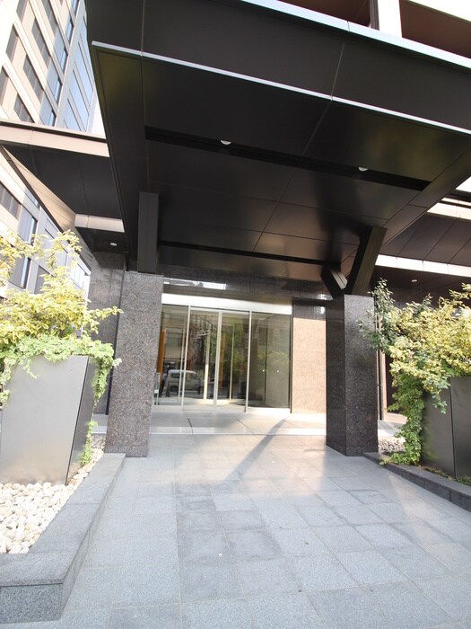 物件外観写真6　(エントランス部分)