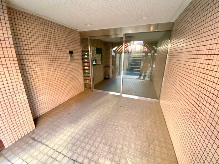 物件外観写真2　(エントランス部分)