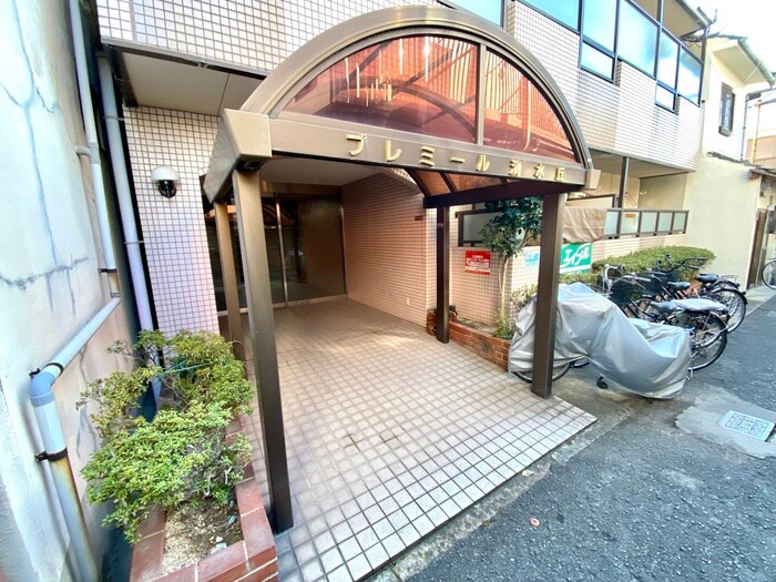 物件外観写真4　(エントランス部分)