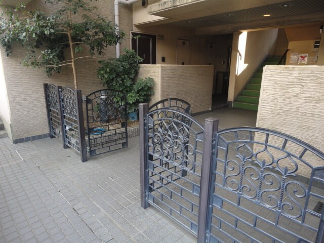 物件外観写真2　(エントランス部分)