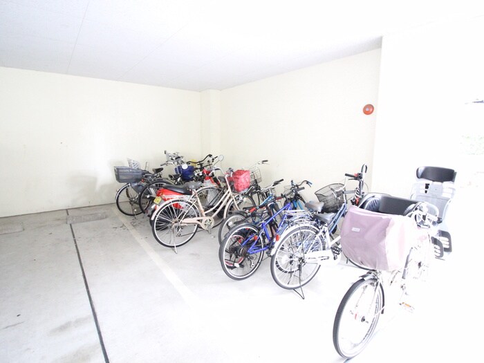 物件外観写真4　(駐輪場)