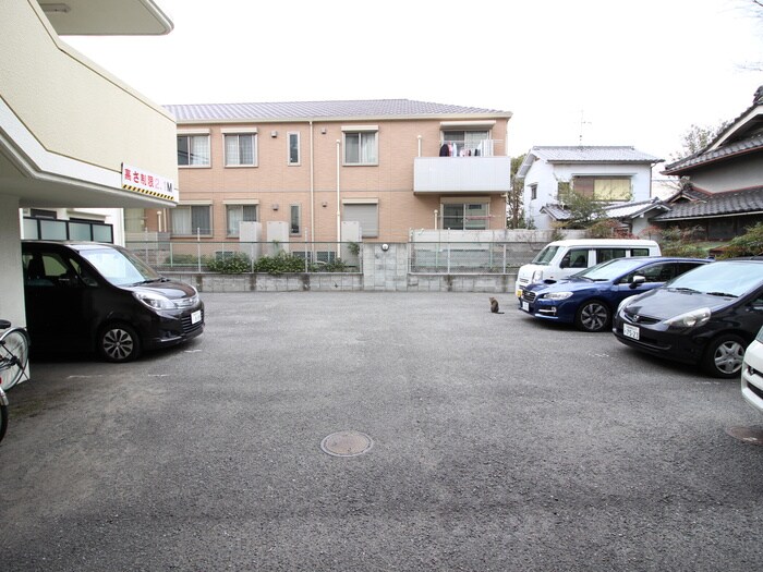 物件外観写真5　(駐車場)