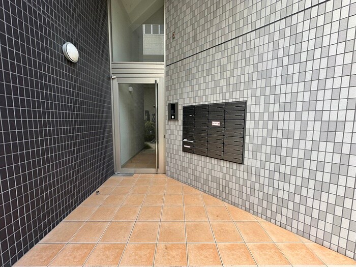 物件外観写真3　(エントランス部分)
