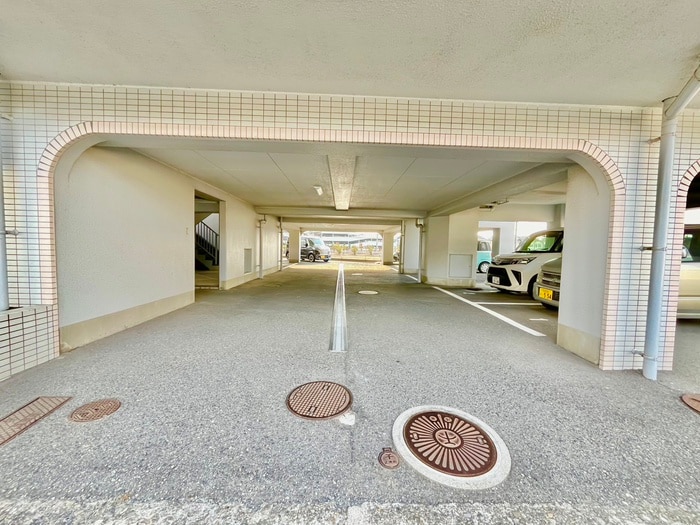 物件外観写真4　(駐車場)