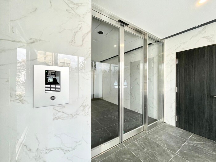 物件外観写真4　(エントランス部分)