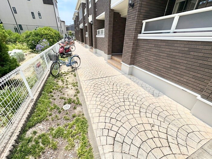 物件外観写真3　(エントランス部分)