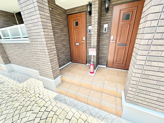 物件外観写真4　(エントランス部分)