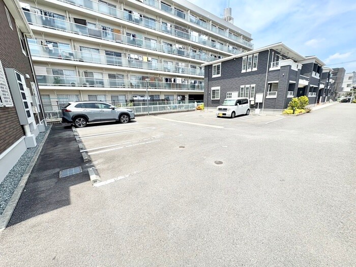 物件外観写真6　(駐車場)