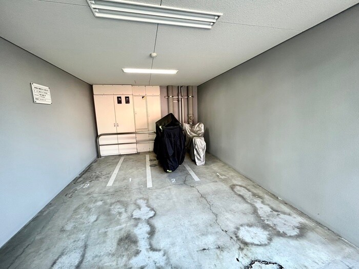 物件外観写真6　(バイク置き場)