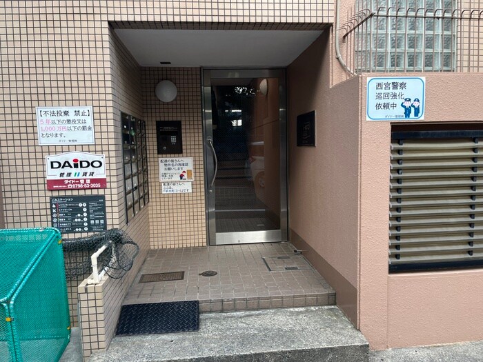 物件外観写真3　(エントランス部分)
