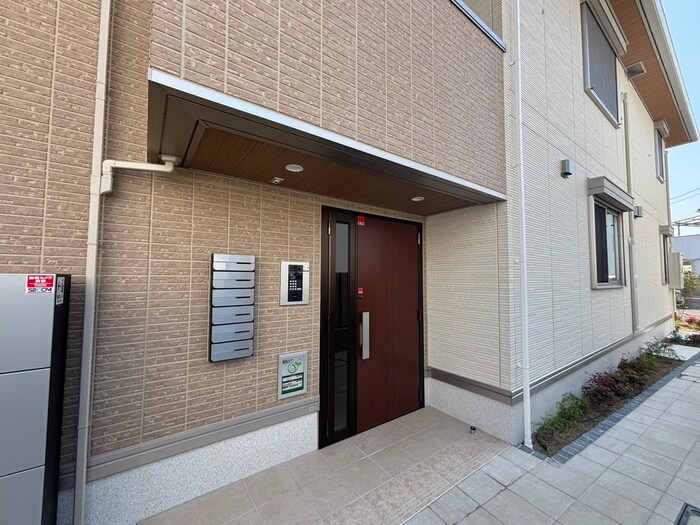 物件外観写真2　(エントランス部分)