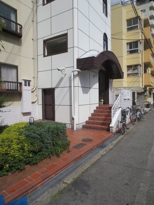 物件外観写真2　(エントランス部分)