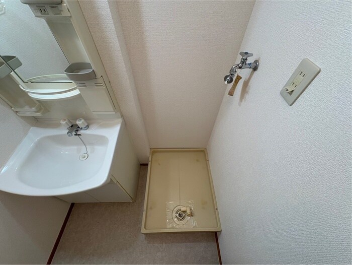 物件内観写真16　(洗濯機置場)