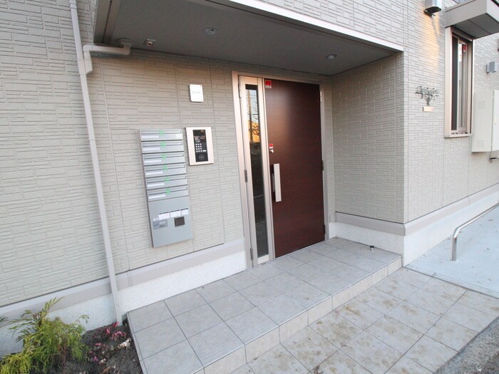 物件外観写真2　(エントランス部分)