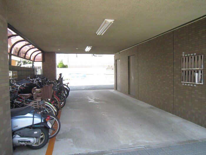 物件外観写真6　(駐輪場)