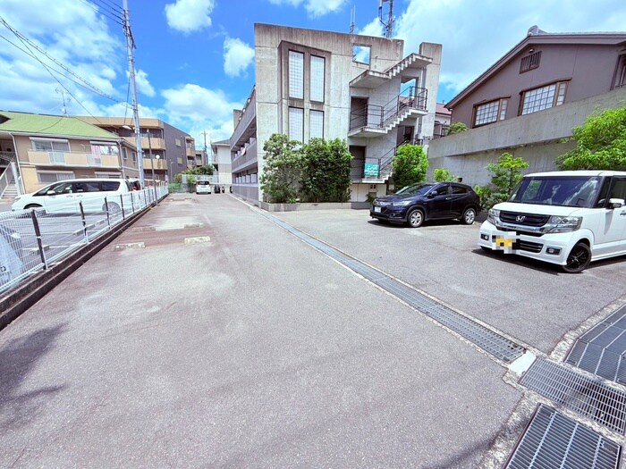 物件外観写真5　(駐車場)