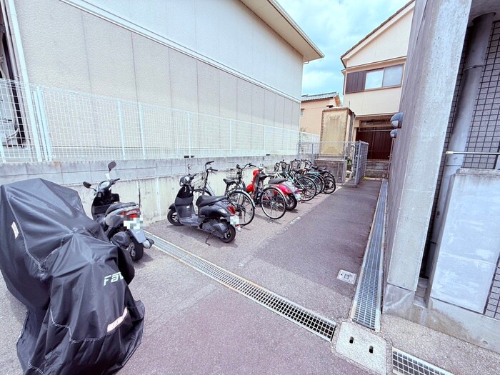 物件外観写真6　(駐輪場)