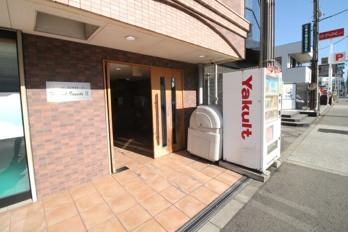 物件外観写真2　(エントランス部分)