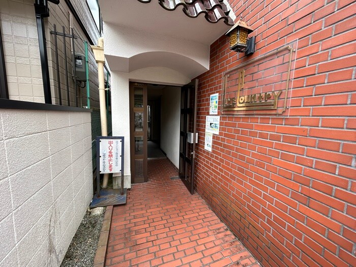 物件外観写真3　(エントランス部分)