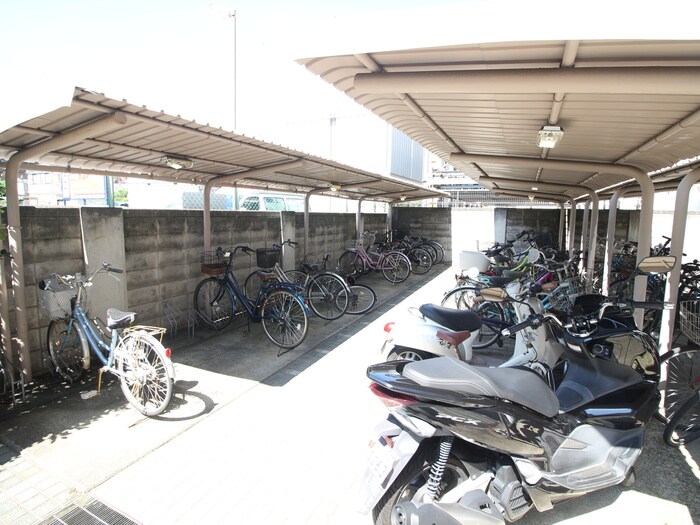 物件外観写真4　(駐輪場)