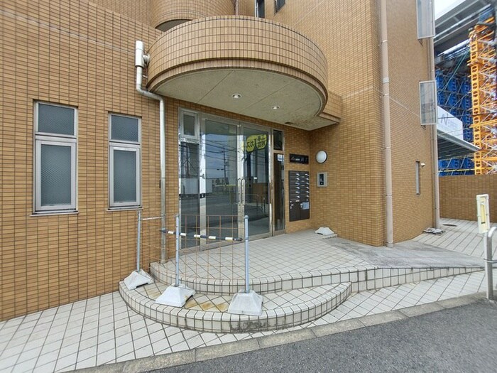 物件外観写真3　(エントランス部分)