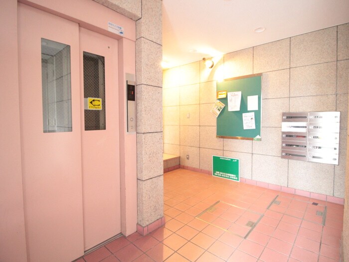 物件外観写真3　(エントランス部分)