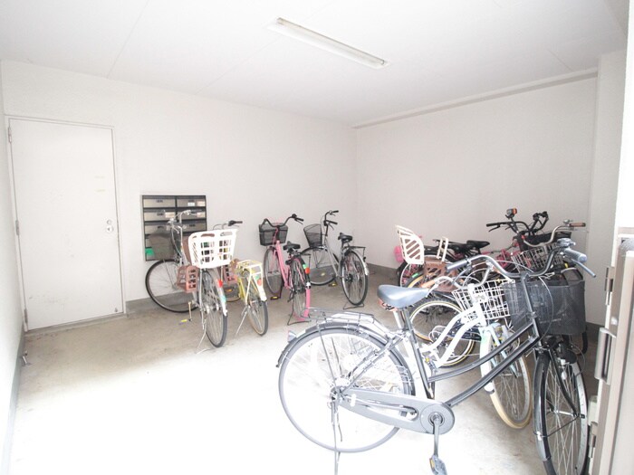 物件外観写真4　(駐輪場)