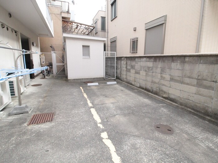 物件外観写真5　(駐車場)