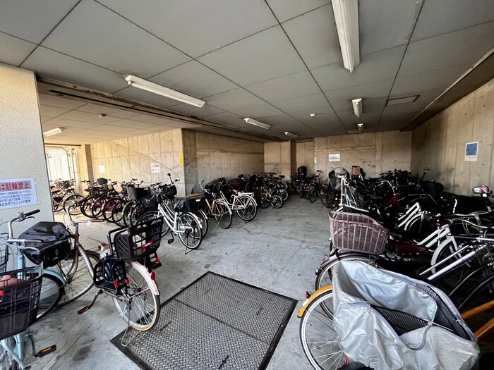 物件外観写真4　(駐輪場)