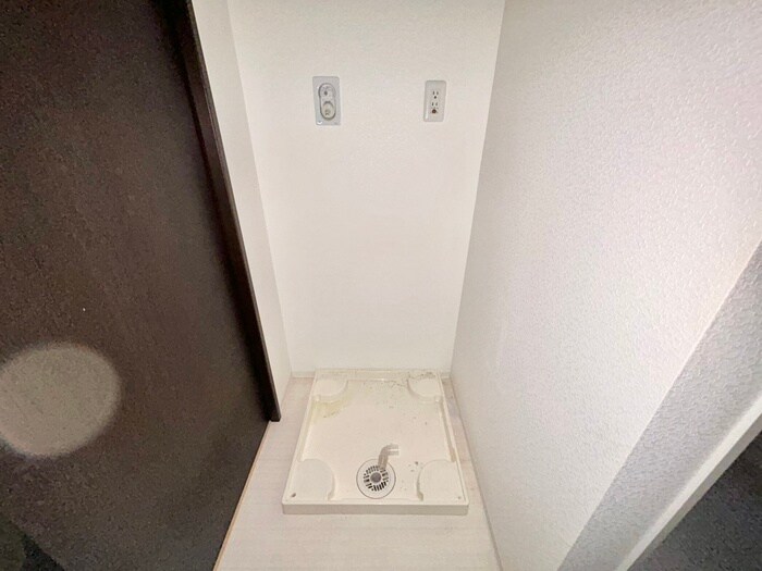 物件内観写真16　(洗濯機置場)