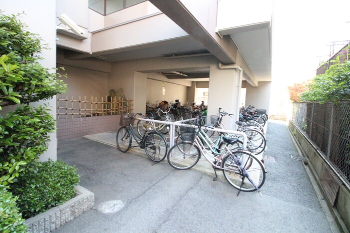 物件外観写真4　(駐輪場)