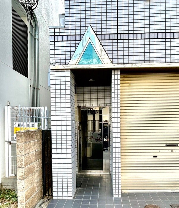 物件外観写真3　(エントランス部分)