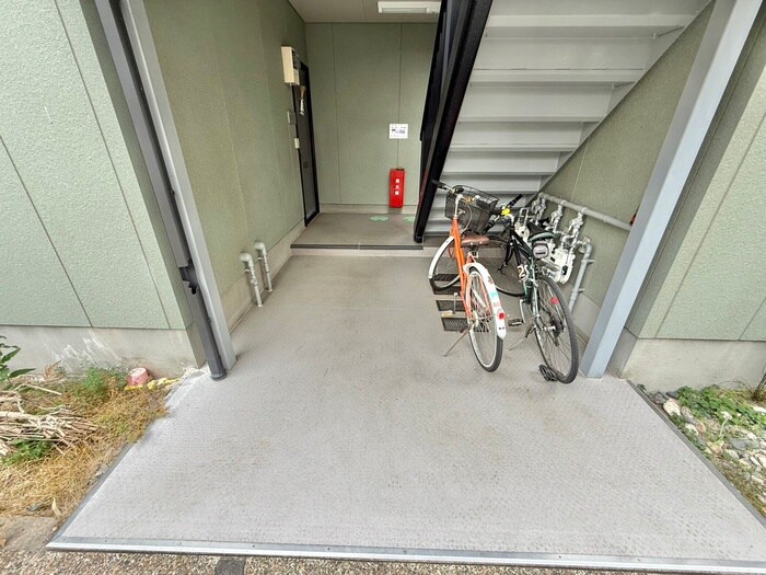 物件外観写真3　(エントランス部分)