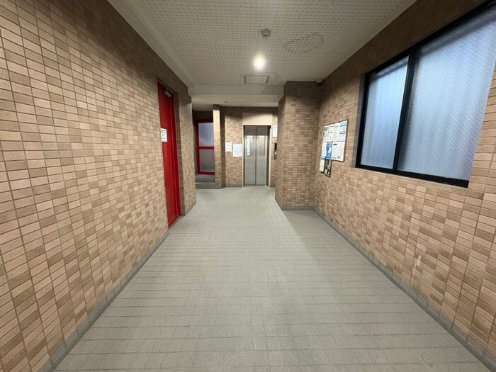 物件外観写真2　(エントランス部分)