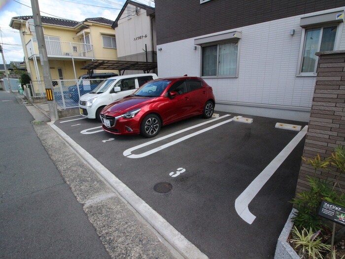 物件外観写真5　(駐車場)