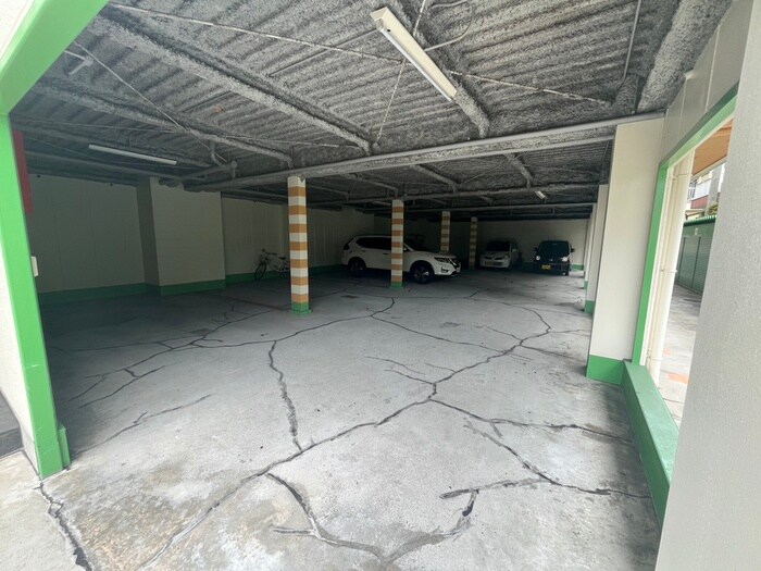 物件外観写真3　(駐車場)