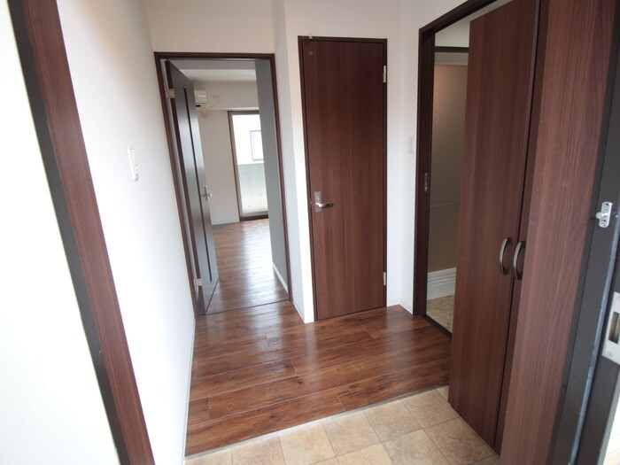 物件内観写真7　(玄関)