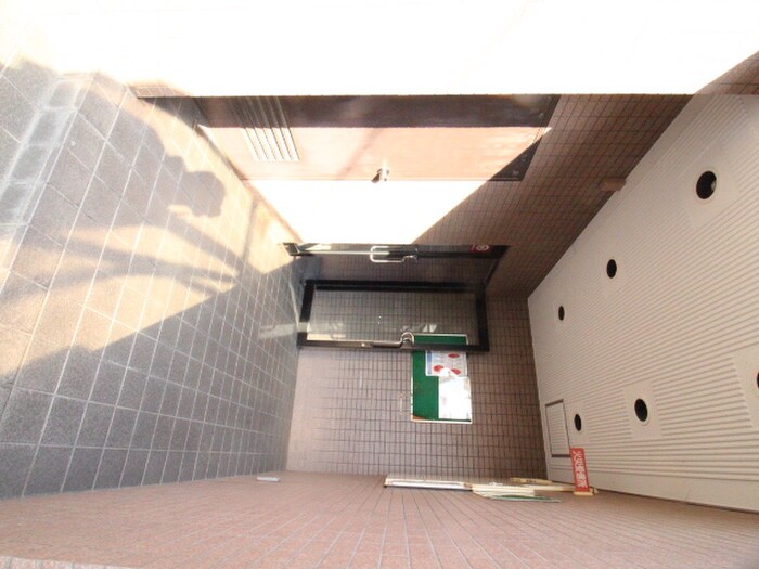 物件外観写真6　(エントランス部分)