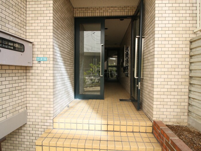 物件外観写真5　(エントランス部分)