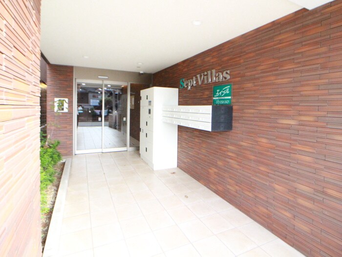 物件外観写真3　(エントランス部分)