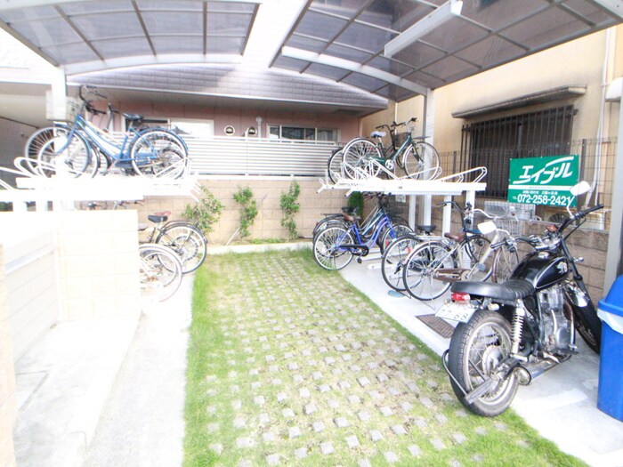 物件外観写真4　(駐輪場)