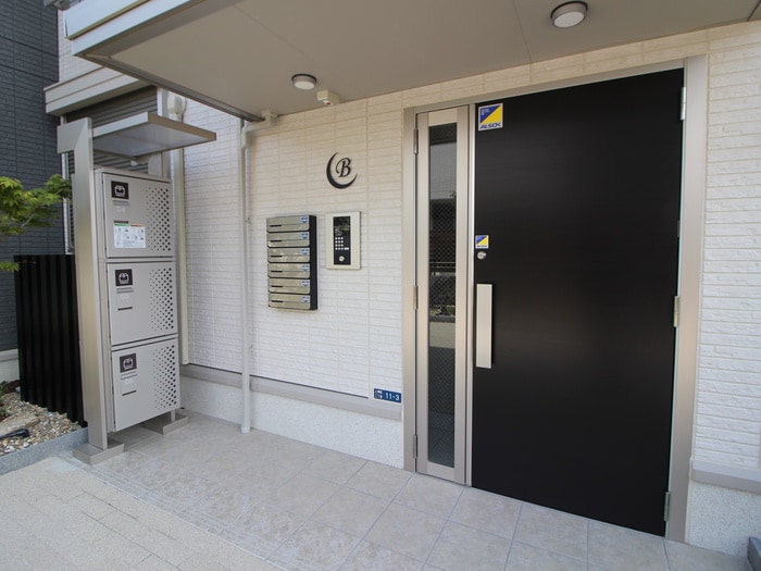 物件外観写真4　(エントランス部分)