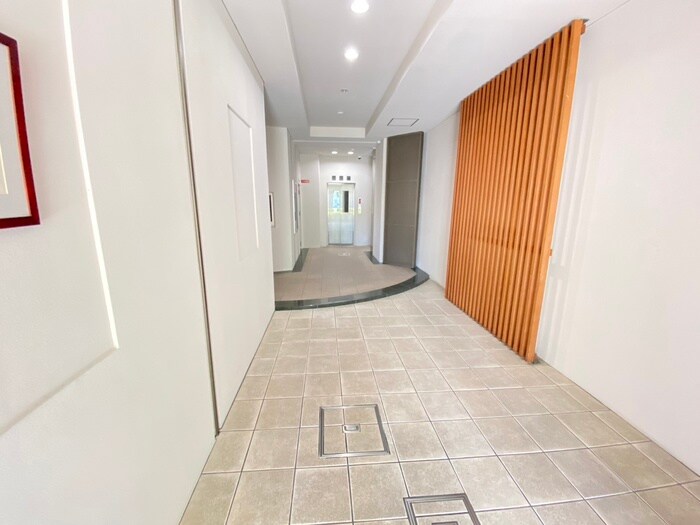 物件外観写真4　(エントランス部分)