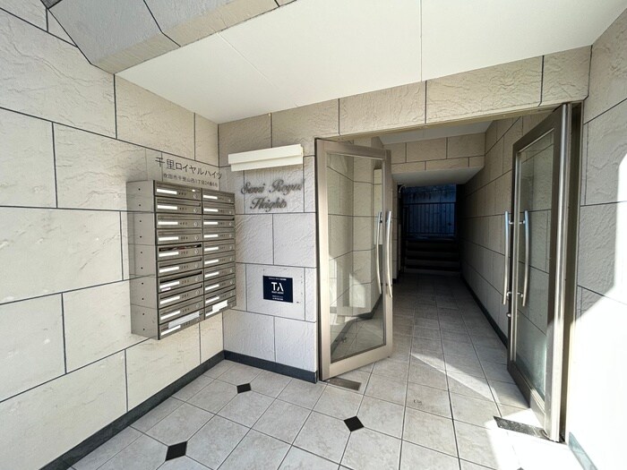 物件外観写真2　(エントランス部分)