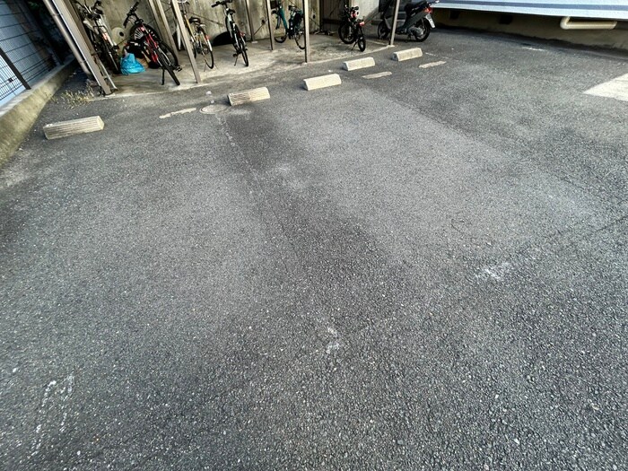 物件外観写真4　(駐車場)