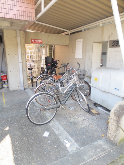物件外観写真4　(駐輪場)